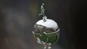 taca-da-libertadores-e-exposta-antes-de-fluminense-x-boca-juniors-no-maracana-1699129836494_v2_900x506