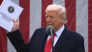 2-abr-2025-presidente-dos-estados-unidos-donald-trump-segura-livro-do-tarifaco-com-regras-e-taxas-de-importacao-que-serao-cobradas-dos-paises-1743625045728_v2_900x506.png-768x432