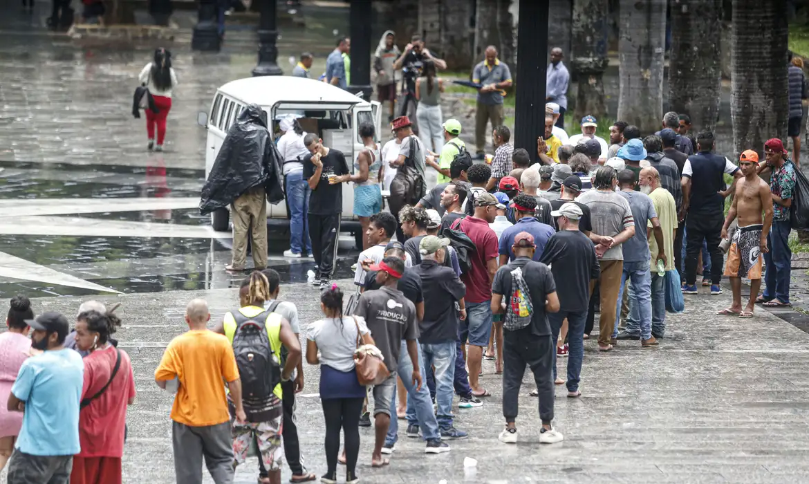 São Paulo (SP) 21/02/2024 - Estudo da UFMG mostra aumento do número de moradores de rua na capital. Moradores de rua recebem comida na Sé em SP.
Foto: Paulo Pinto/Agência Brasil