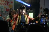 Sob chuva, Alceu Valença se apresenta no pré-carnaval de São Paulo